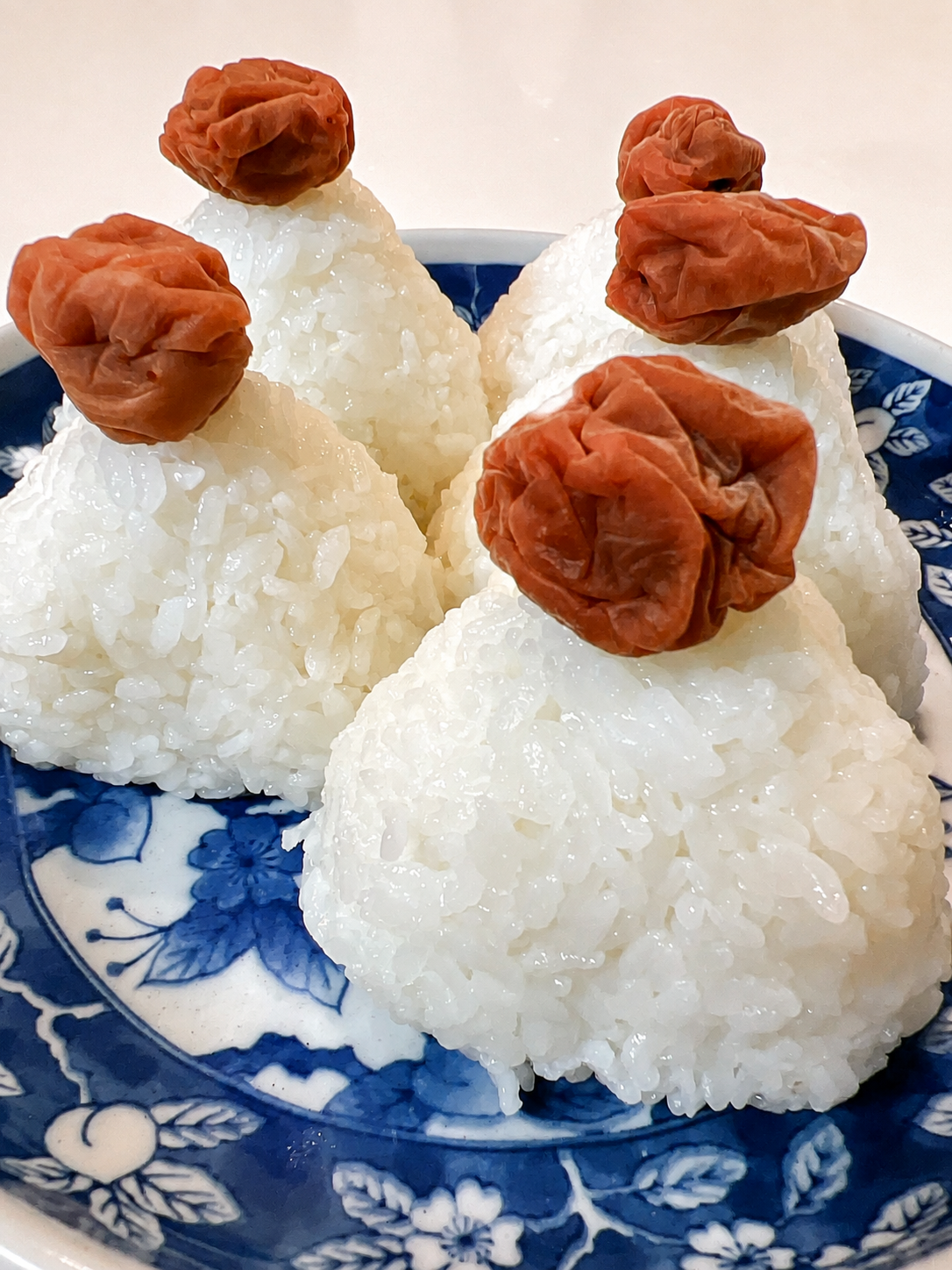 つややかに炊き上がったあきさかりで作った梅干しのおむすび